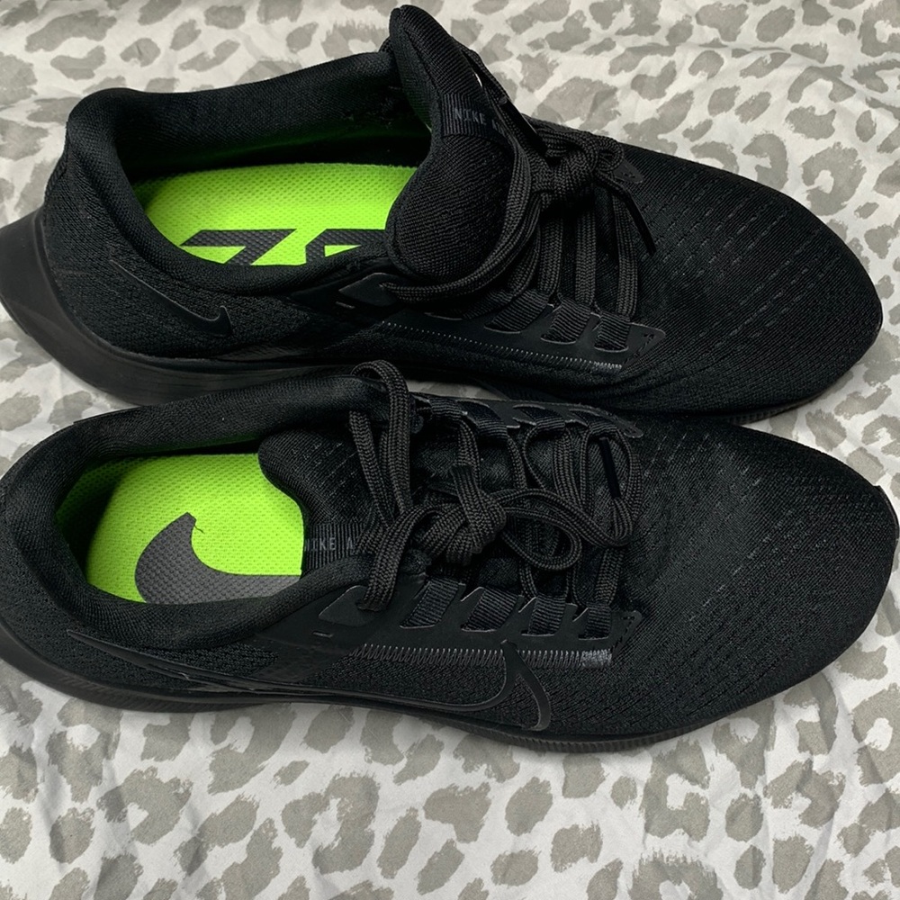 All black Nike air zoom Pegasus 38.size 8.5 in men .(new)